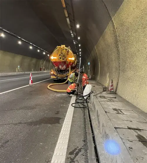 广南隧道排水渠清淤